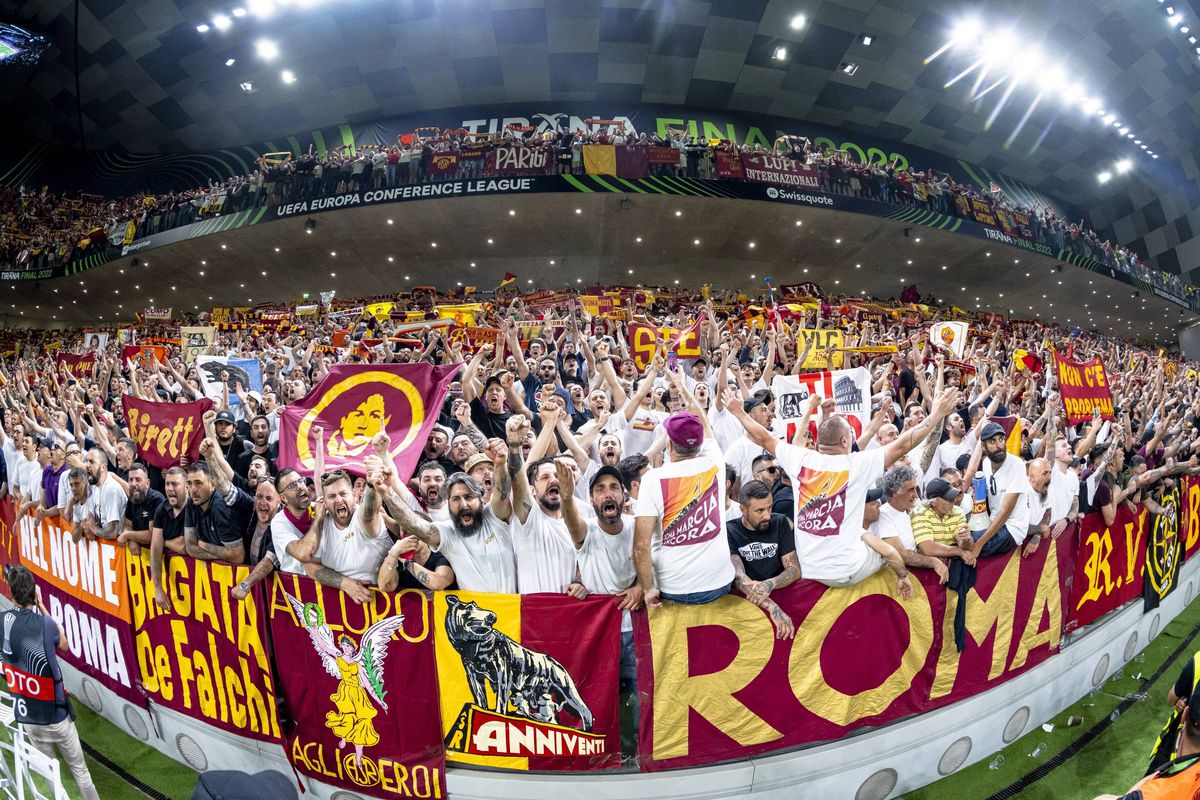Duel al galeriilor la Roma - Feyenoord » Show incendiar la Tirana, în finala Conference League