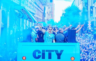 Manchester City, ținta glumelor după parada de celebrare a titlului » Comparația făcută cu AC Milan