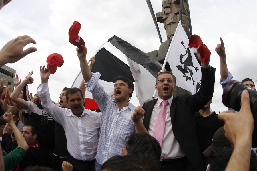 2007. Răzvan Zăvăleanu, pe atunci jurist la U Cluj, se bucură pentru promovarea în Liga 1 alături de antrenorul Falub și de fani Conflict de interese la Dinamo - U Cluj » Imagini-șoc: ce făcea Zăvăleanu la promovarea lui „U” din 2007 + Academia șefului de la Dinamo, finanțare publică aprobată de șeful lui U Cluj