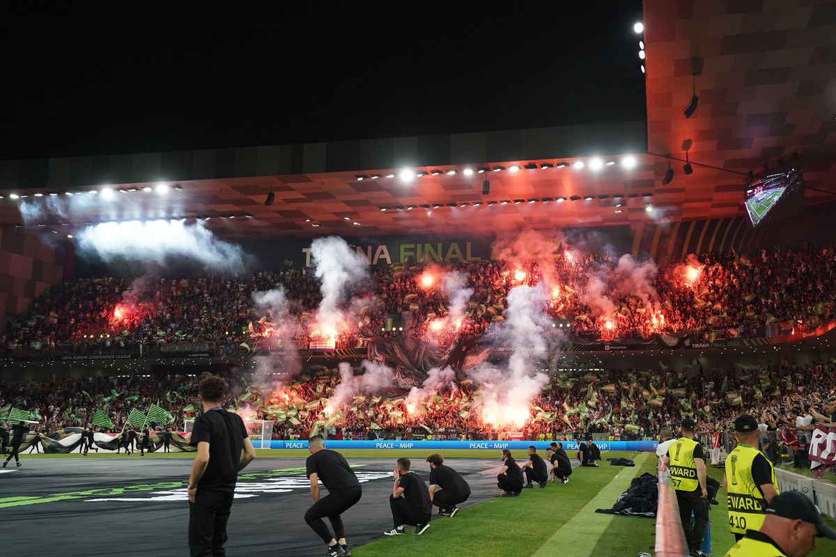 Duel al galeriilor la Roma - Feyenoord » Show incendiar la Tirana, în finala Conference League