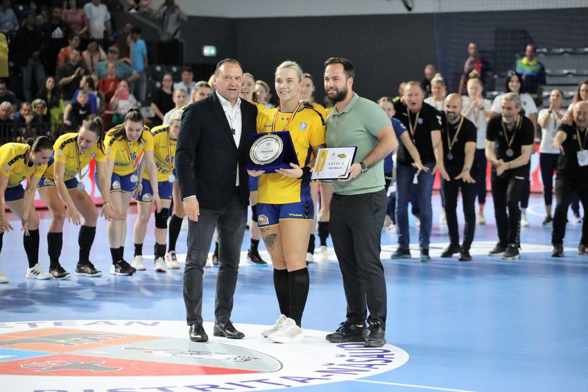 Președintele FRH, Constantin Din, premiind-o pe Angela Pușcaș, cea mai bună jucătoare de la Tg. Jiu în finala Cupei Foto CSM Tg. Jiu