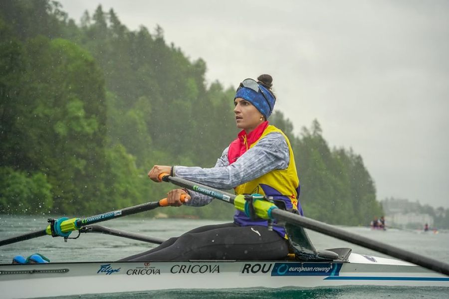 Ionela Cozmiuc în cursa solitară spre primul loc Foto Balint Czucz Photography Românii au început bine Campionatele Europene » 6 bărci direct în finale