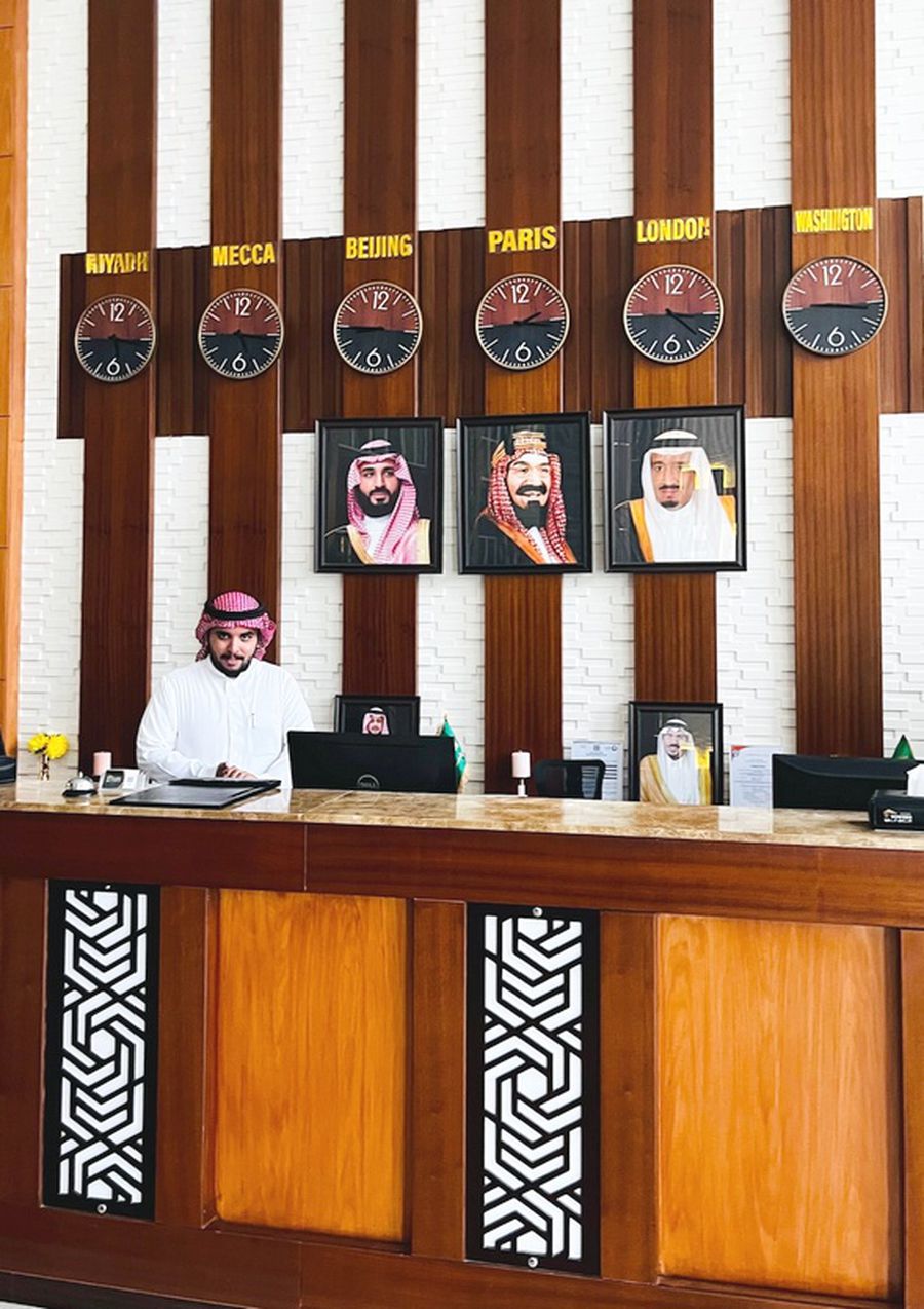 Portretele conducătorilor Arabiei Saudite sunt peste tot, inclusiv în recepțiile hotelurilor. Salman bin Abdulaziz al Saud (88 de ani) este regele, dar țara e condusă de facto de către prințul moștenitor Mohammed bin Salman (38 de ani) Viața în deșert: Reportaj în Arabia Saudită, pe urmele antrenorilor români » Progresul de la „antrenează cămile