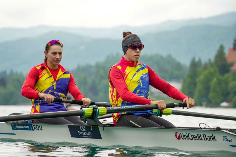 Ioana Vrînceanu și Roxana Anghel trăgând din greu la rame Foto Balint Czucz Photography Românii au început bine Campionatele Europene » 6 bărci direct în finale