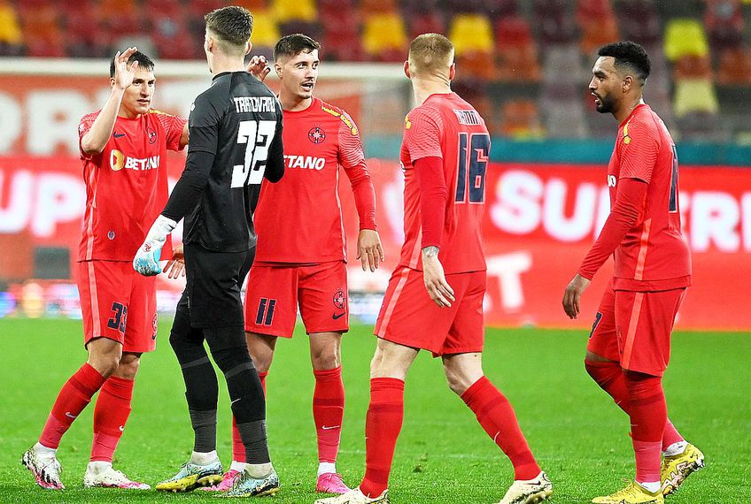 Billel Omrani, primul din dreapta // foto: Imago Images