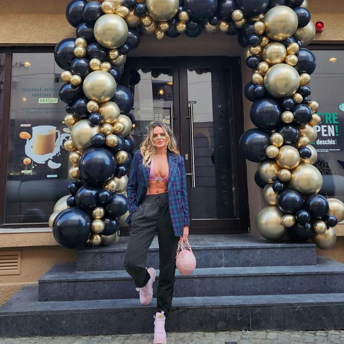 Antrenoarea româncă de kickboxing e cucerită de un bărbat însurat » Vrea să îi fie a doua nevastă: „Nu cred în monogamie”