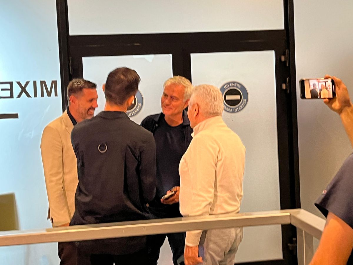 Imagini incredibile la zona mixtă de la Arena Națională! Giovanni Becali a adus antrenorul din Superligă pentru poze cu Jose Mourinho
