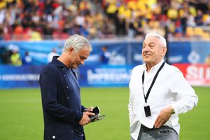 Imagini incredibile la zona mixtă de la Arena Națională! Giovanni Becali a adus antrenorul din Superligă pentru poze cu Jose Mourinho