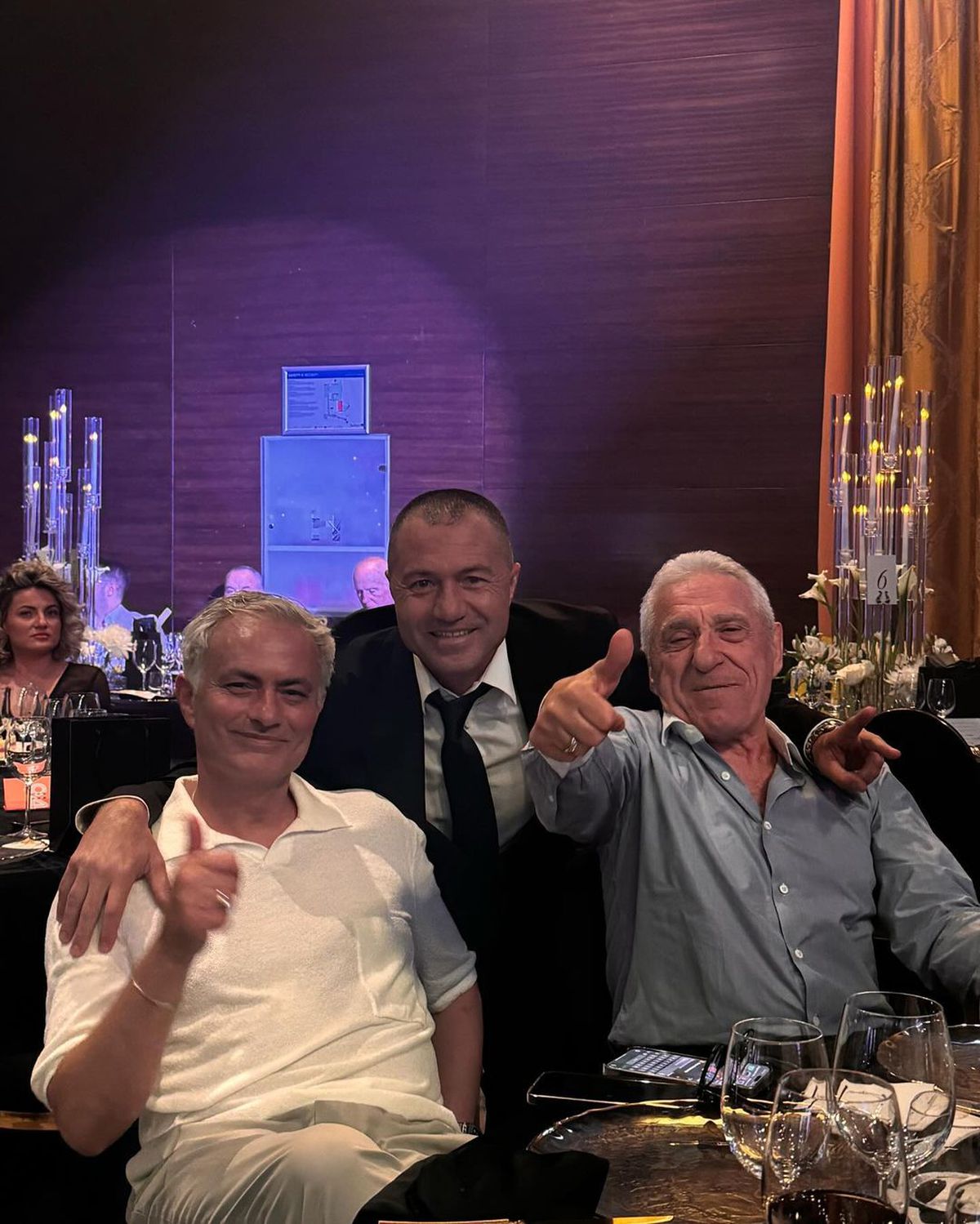 Licitație la dineu pentru echipamentele Generației de Aur » Cât a plătit Șucu pentru tricoul lui Mourinho + Hagi a stabilit recordul serii