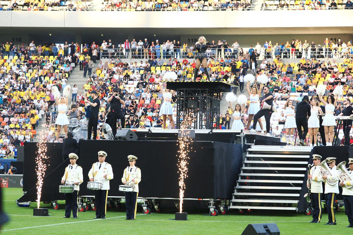 Loredana Groza, show ca la Superbowl pe Arena Națională! A apărut pe motocicletă, iar ținuta ei a atras toate privirile