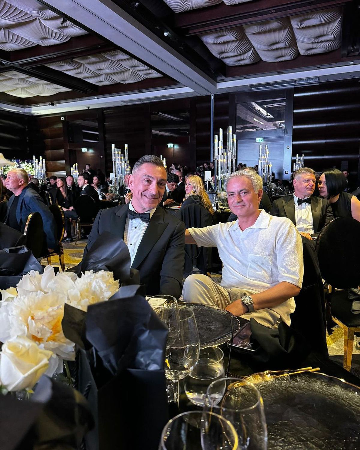 Imagini tari de la dineul Generației de Aur » Prima care a vrut să facă poză cu Jose Mourinho