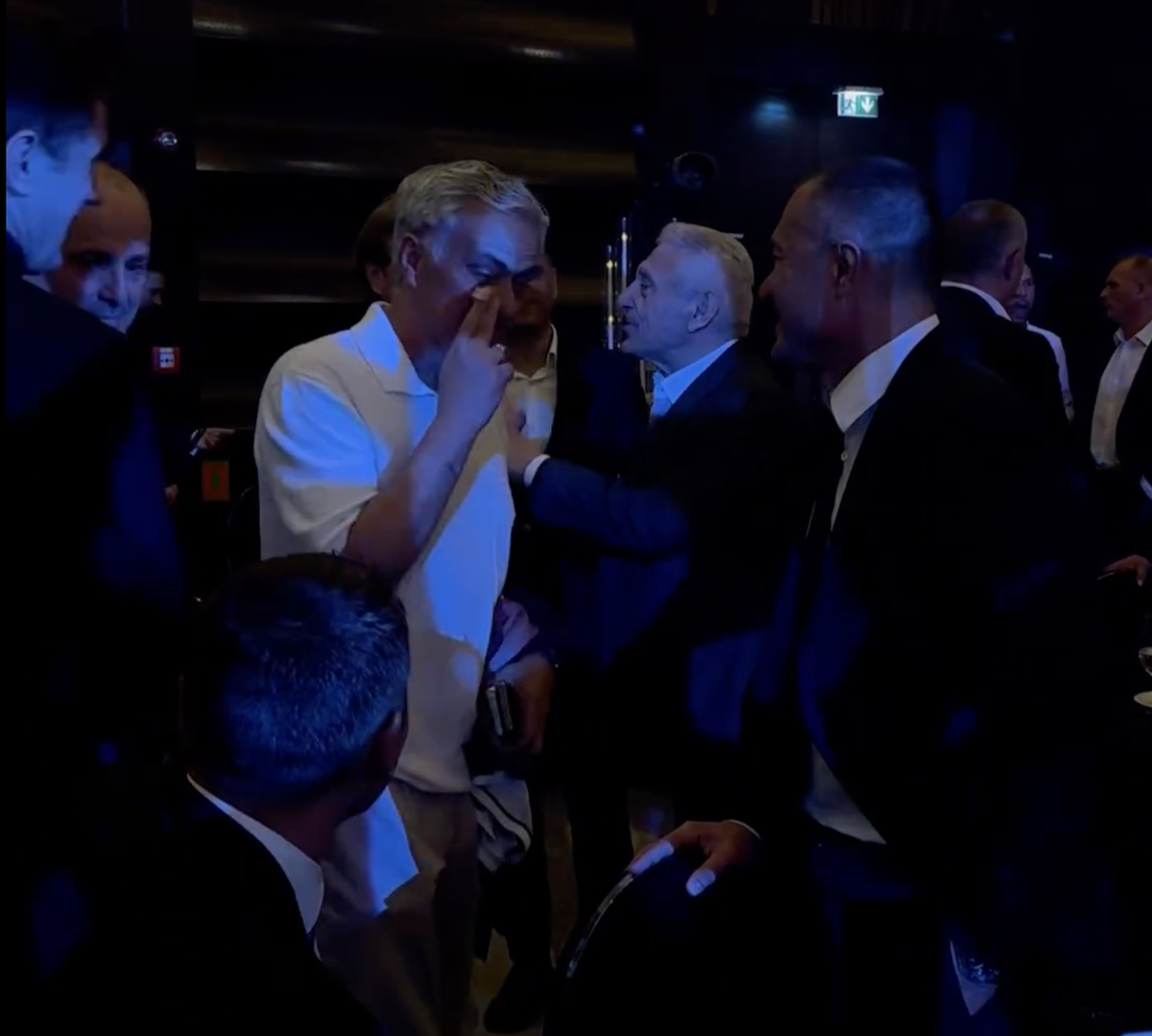 Imagini tari de la dineul Generației de Aur » Prima care a vrut să facă poză cu Jose Mourinho