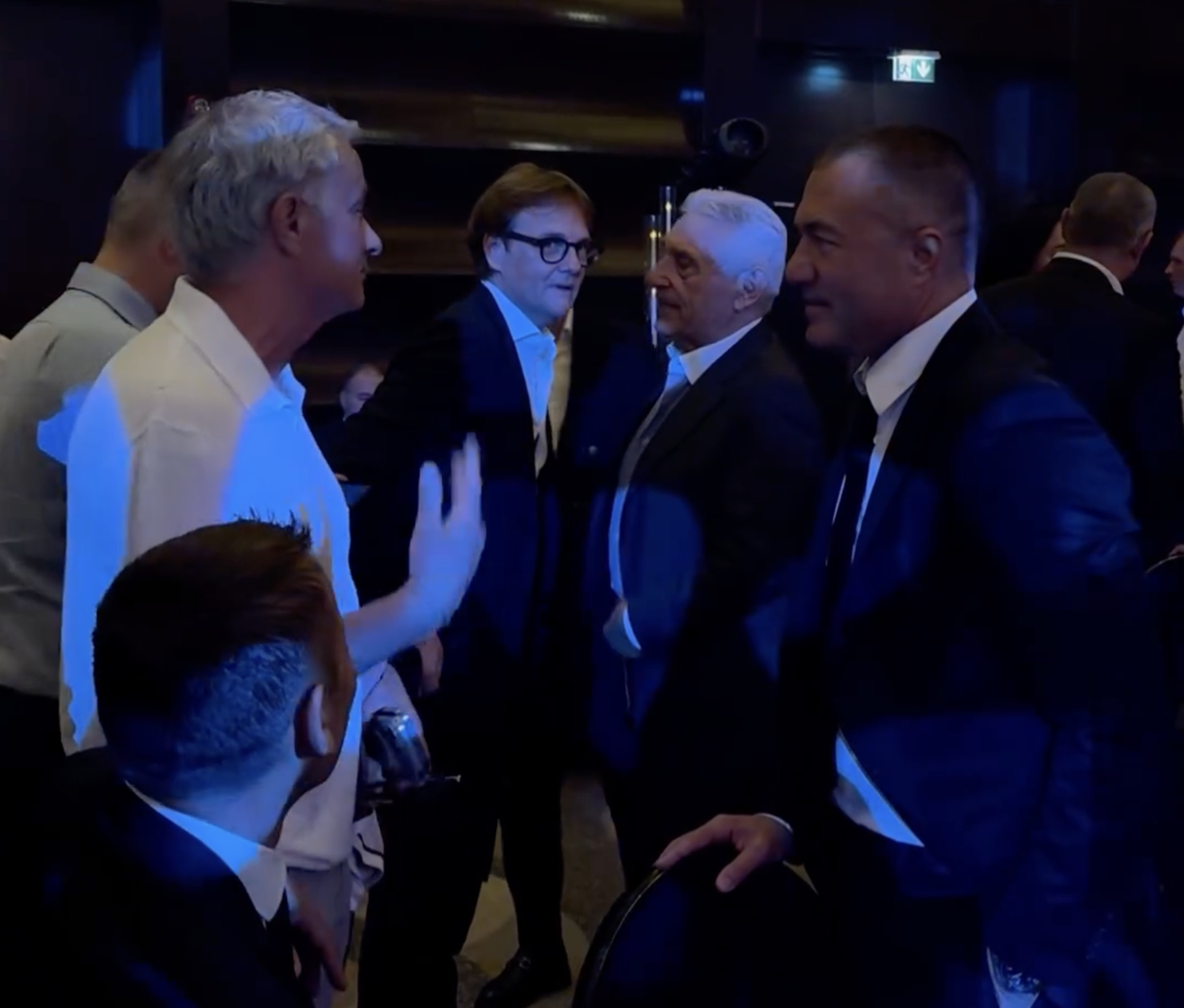 Imagini tari de la dineul Generației de Aur » Prima care a vrut să facă poză cu Jose Mourinho