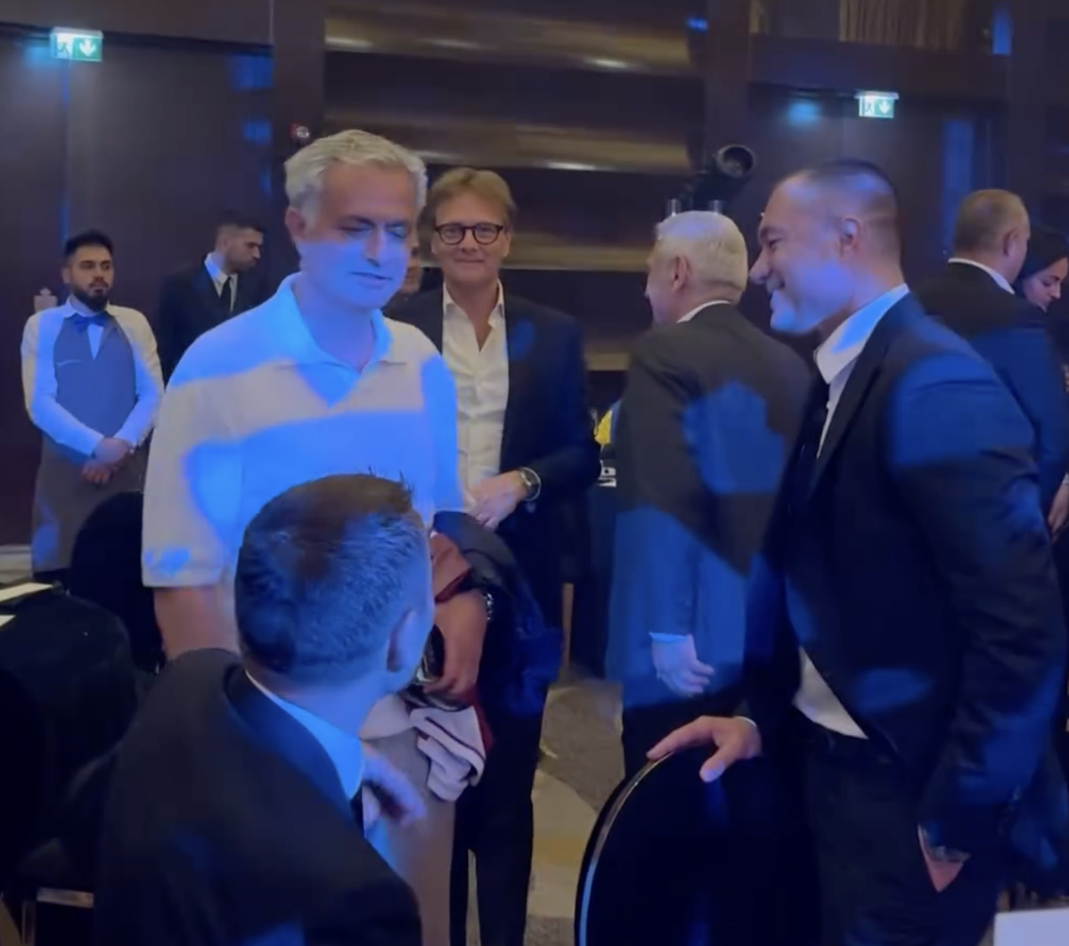 Licitație la dineu pentru echipamentele Generației de Aur » Cât a plătit Șucu pentru tricoul lui Mourinho + Hagi a stabilit recordul serii