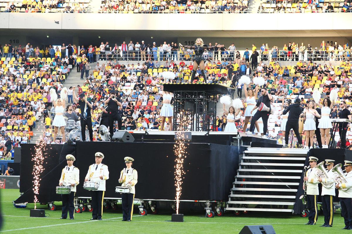 Loredana Groza, show ca la Superbowl pe Arena Națională! A apărut pe motocicletă, iar ținuta ei a atras toate privirile