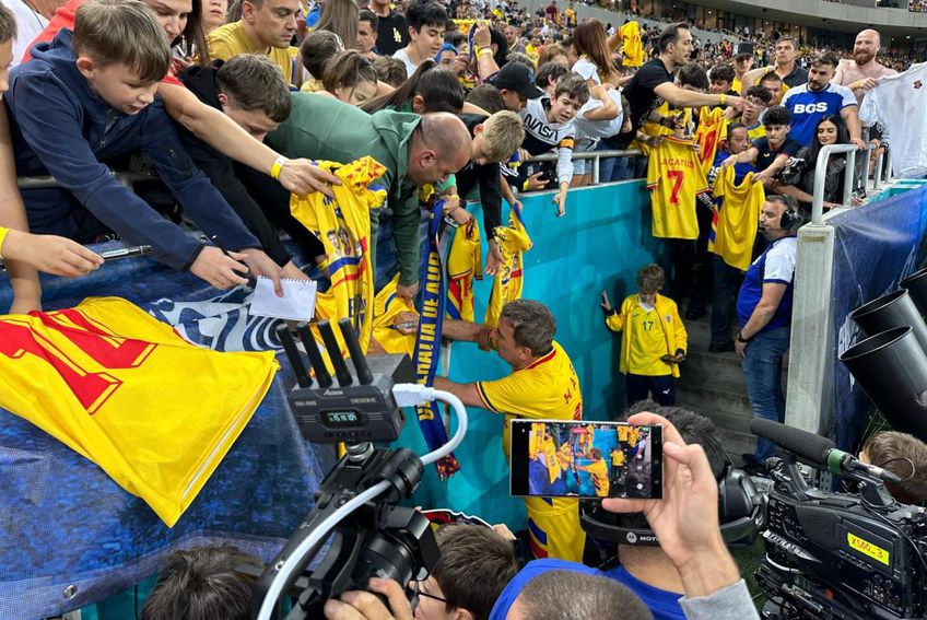 Gheorghe Hagi (59 de ani) a fost asaltat de suporteri la finalul meciului de retragere al Generației de Aur.