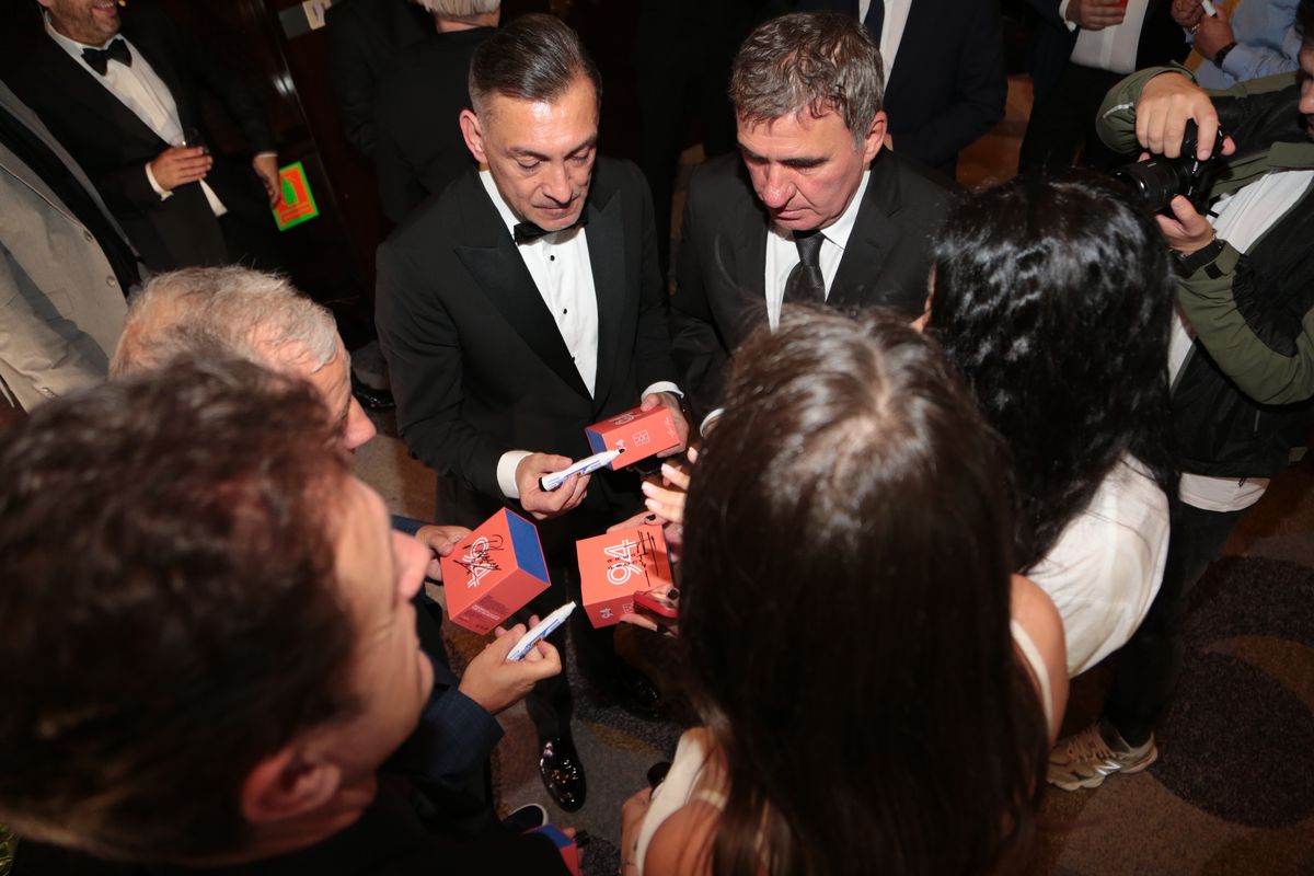 Licitație la dineu pentru echipamentele Generației de Aur » Cât a plătit Șucu pentru tricoul lui Mourinho + Hagi a stabilit recordul serii