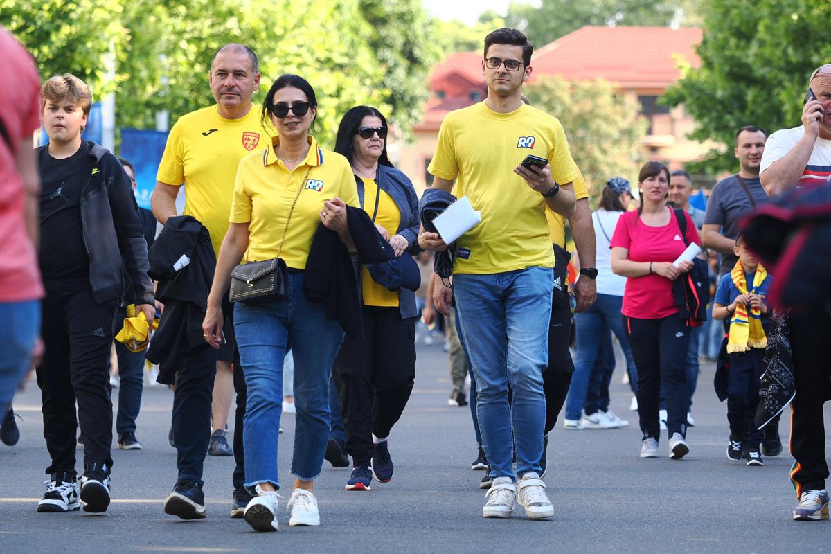 Imagini cu cozile formate dinaintea meciului Generația de Aur – Legendele Lumii