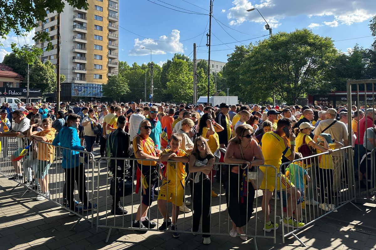 Imagini cu cozile formate dinaintea meciului Generația de Aur – Legendele Lumii