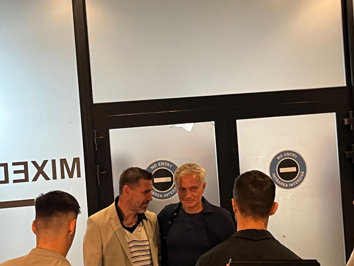 Imagini incredibile la zona mixtă de la Arena Națională! Giovanni Becali a adus antrenorul din Superligă pentru poze cu Jose Mourinho