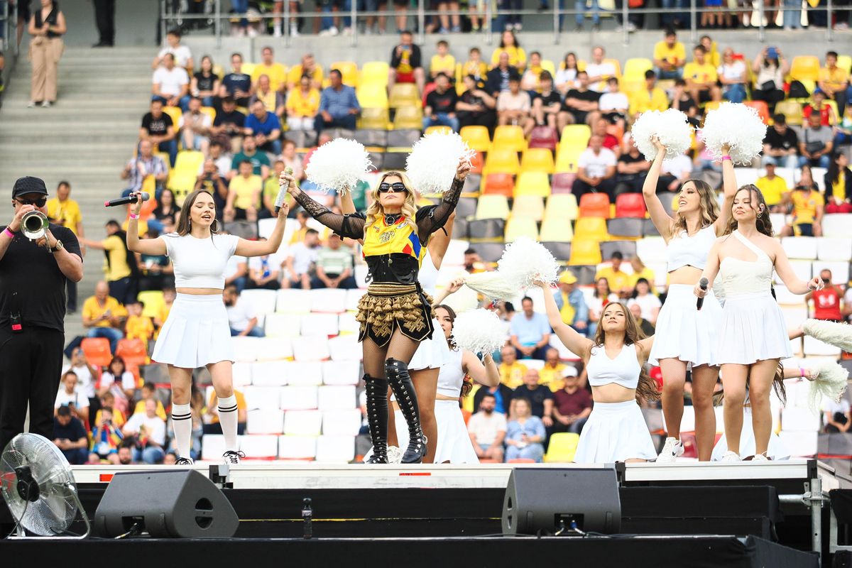 Loredana Groza, show ca la Superbowl pe Arena Națională! A apărut pe motocicletă, iar ținuta ei a atras toate privirile