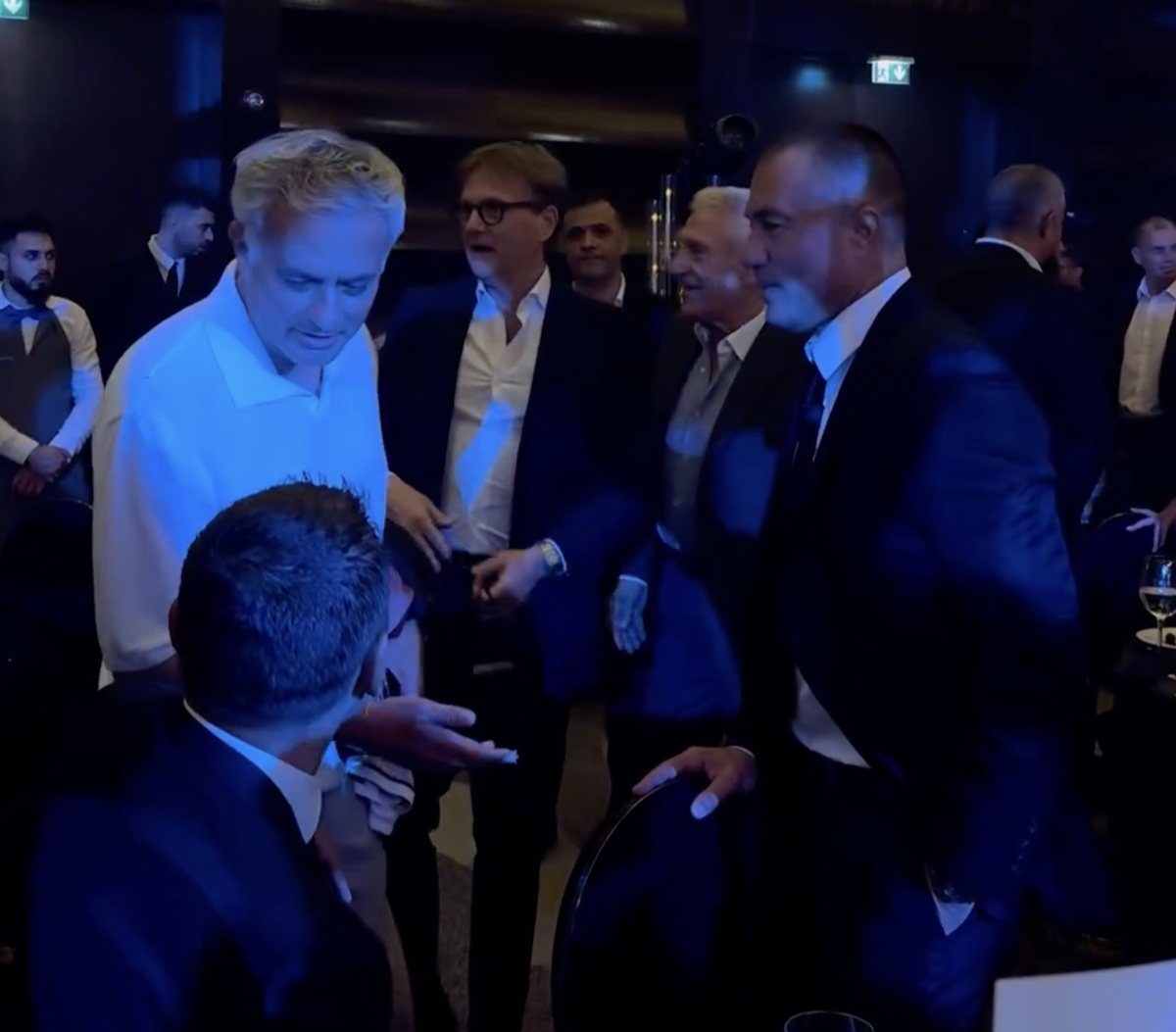 Imagini tari de la dineul Generației de Aur » Prima care a vrut să facă poză cu Jose Mourinho