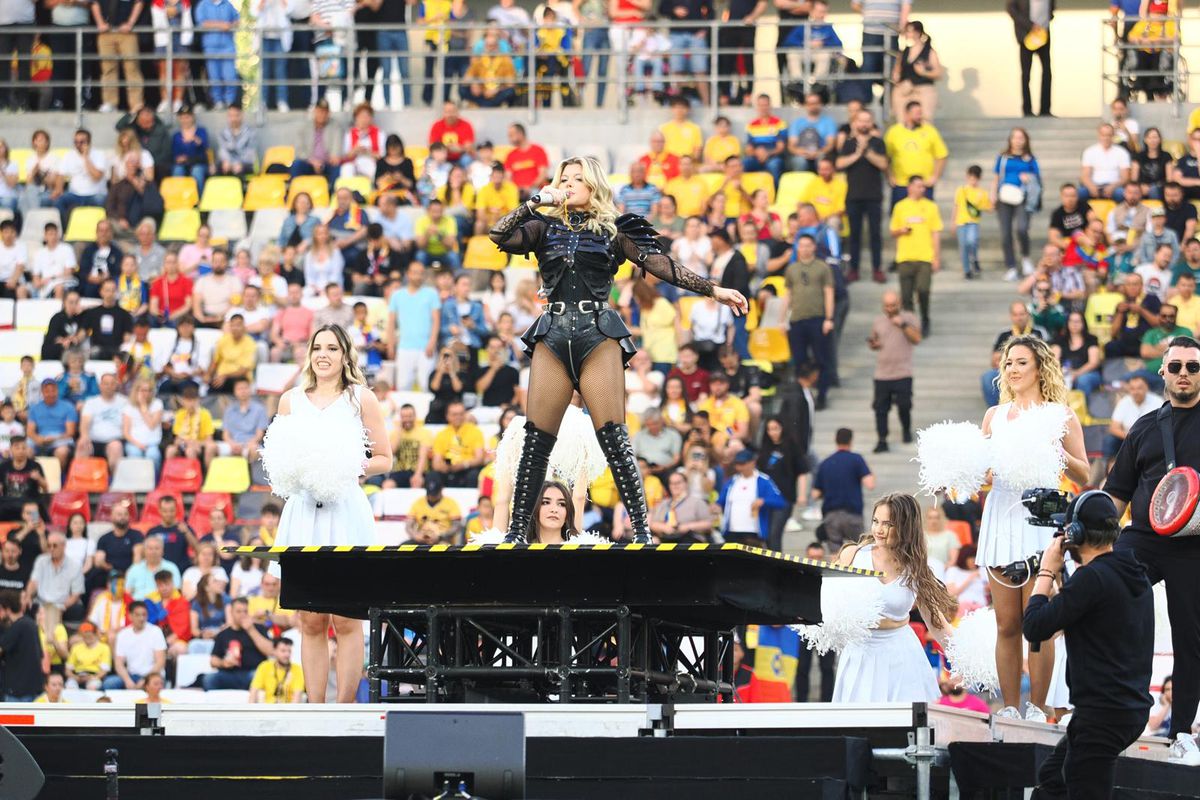 Loredana Groza, show ca la Superbowl pe Arena Națională! A apărut pe motocicletă, iar ținuta ei a atras toate privirile