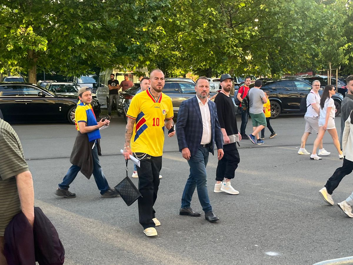 Denis Alibec, apariție spectaculoasă la meciul Generației de Aur » Tricoul special pe care l-a purtat