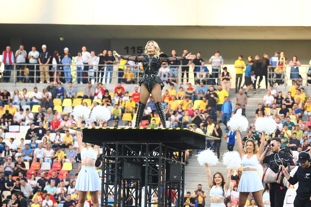 Loredana Groza, show ca la Superbowl pe Arena Națională! A apărut pe motocicletă, iar ținuta ei a atras toate privirile