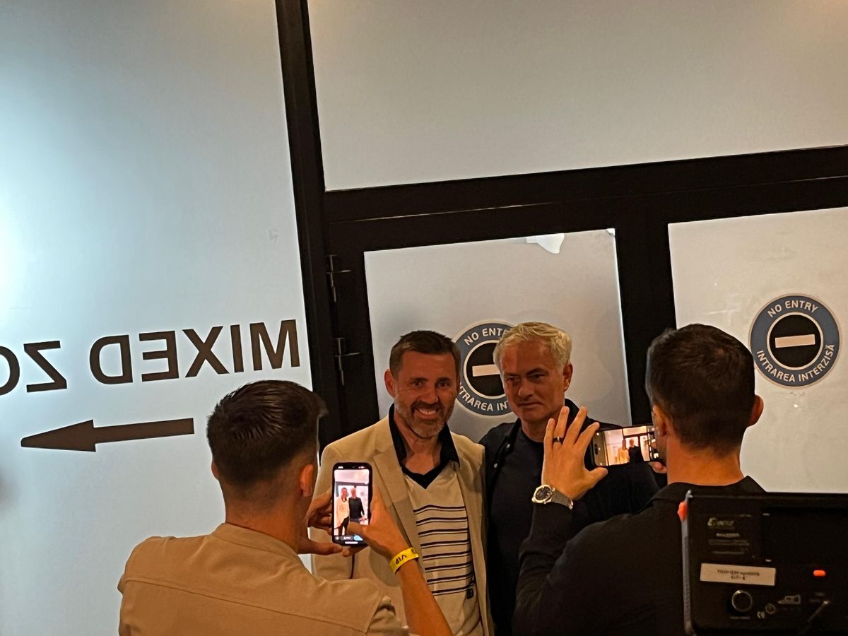 Imagini incredibile la zona mixtă de la Arena Națională! Giovanni Becali a adus antrenorul din Superligă pentru poze cu Jose Mourinho