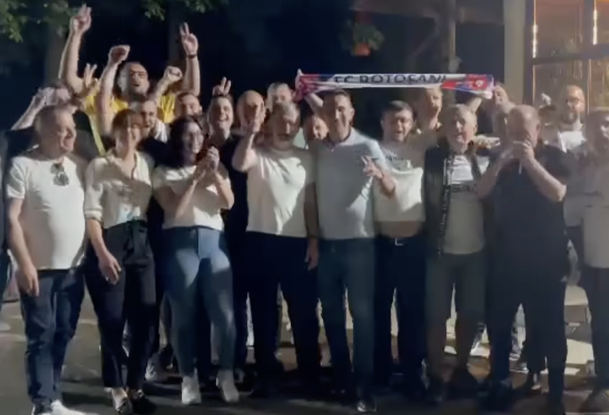 Au încercat să-și arate entuziasmul, dar nu prea le-a ieșit  » Cum s-a filmat Valeriu Iftime, după ce FC Botoșani s-a salvat