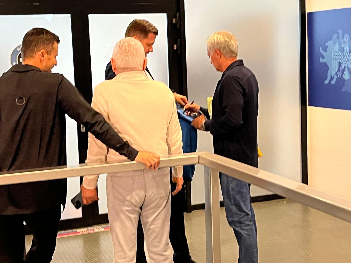 Imagini incredibile la zona mixtă de la Arena Națională! Giovanni Becali a adus antrenorul din Superligă pentru poze cu Jose Mourinho