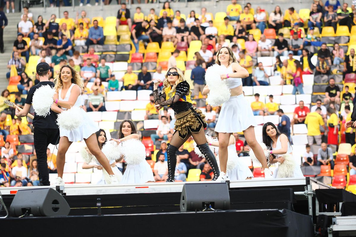 Loredana Groza, show ca la Superbowl pe Arena Națională! A apărut pe motocicletă, iar ținuta ei a atras toate privirile