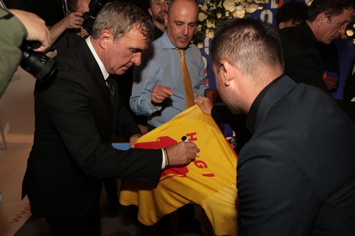Licitație la dineu pentru echipamentele Generației de Aur » Cât a plătit Șucu pentru tricoul lui Mourinho + Hagi a stabilit recordul serii