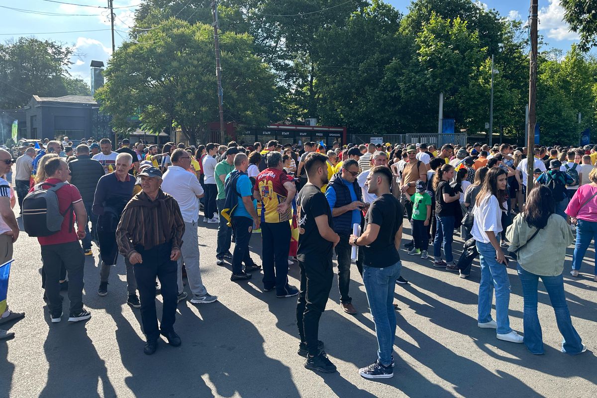 Imagini cu cozile formate dinaintea meciului Generația de Aur – Legendele Lumii