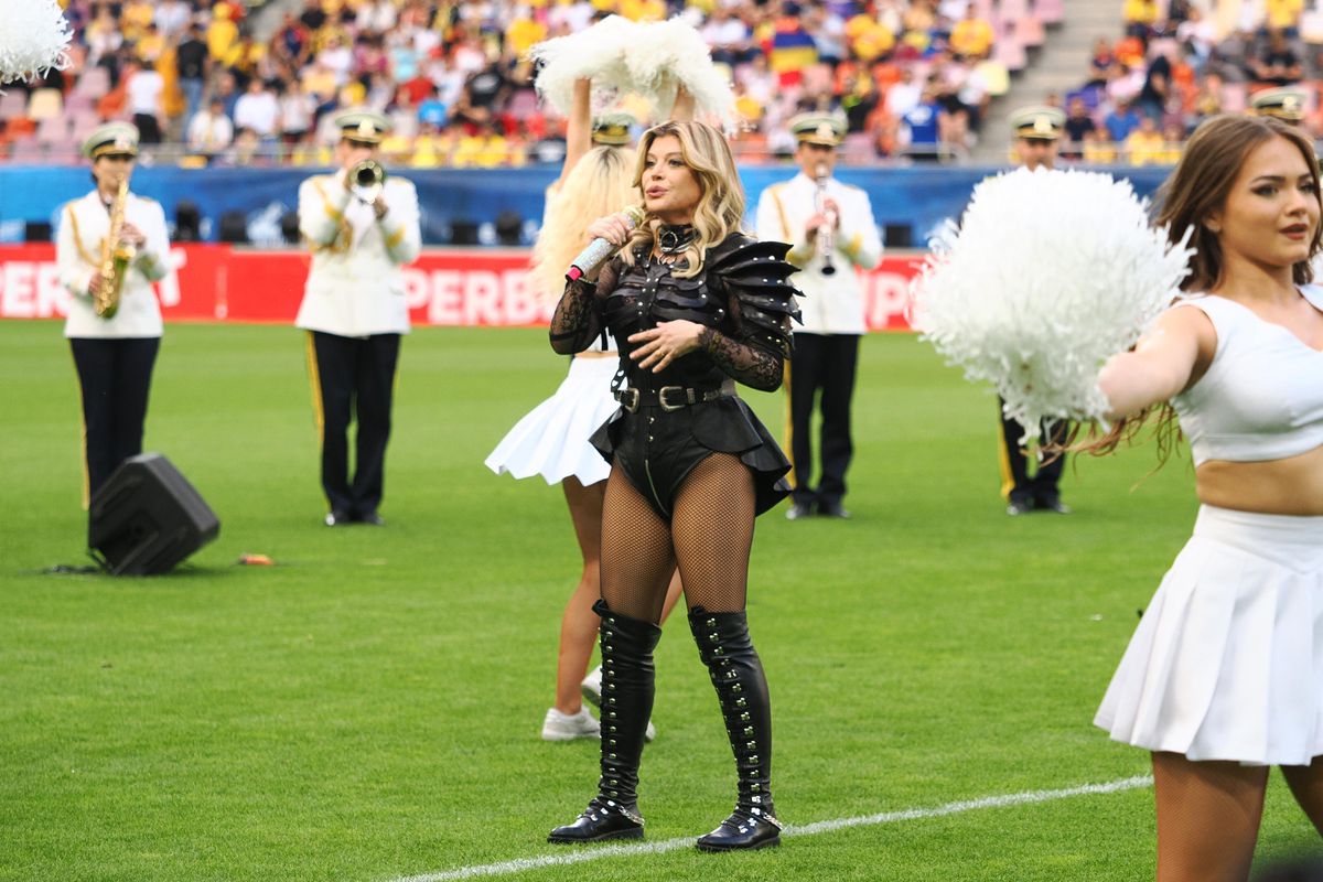 Loredana Groza, show ca la Superbowl pe Arena Națională! A apărut pe motocicletă, iar ținuta ei a atras toate privirile