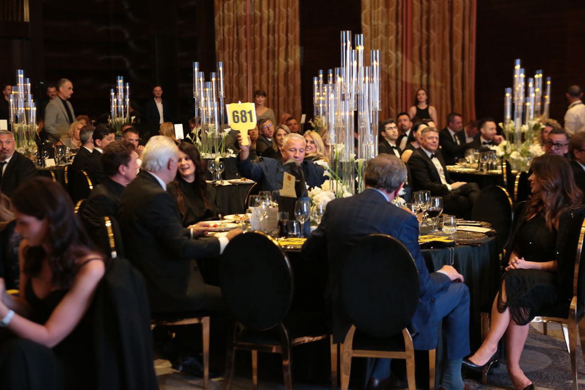 Licitație la dineu pentru echipamentele Generației de Aur » Cât a plătit Șucu pentru tricoul lui Mourinho + Hagi a stabilit recordul serii