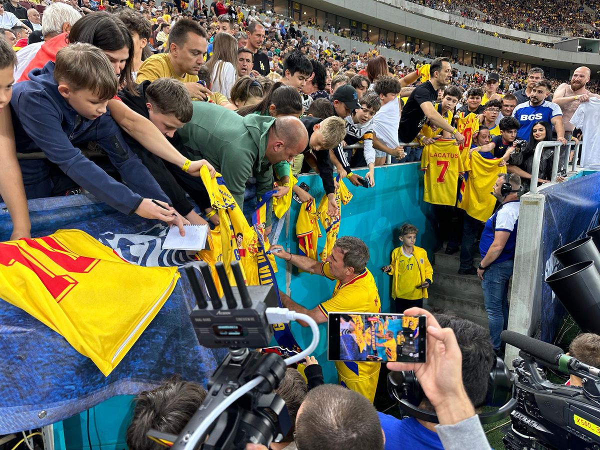 Gică Hagi dă autografe după meciul Generației de Aur