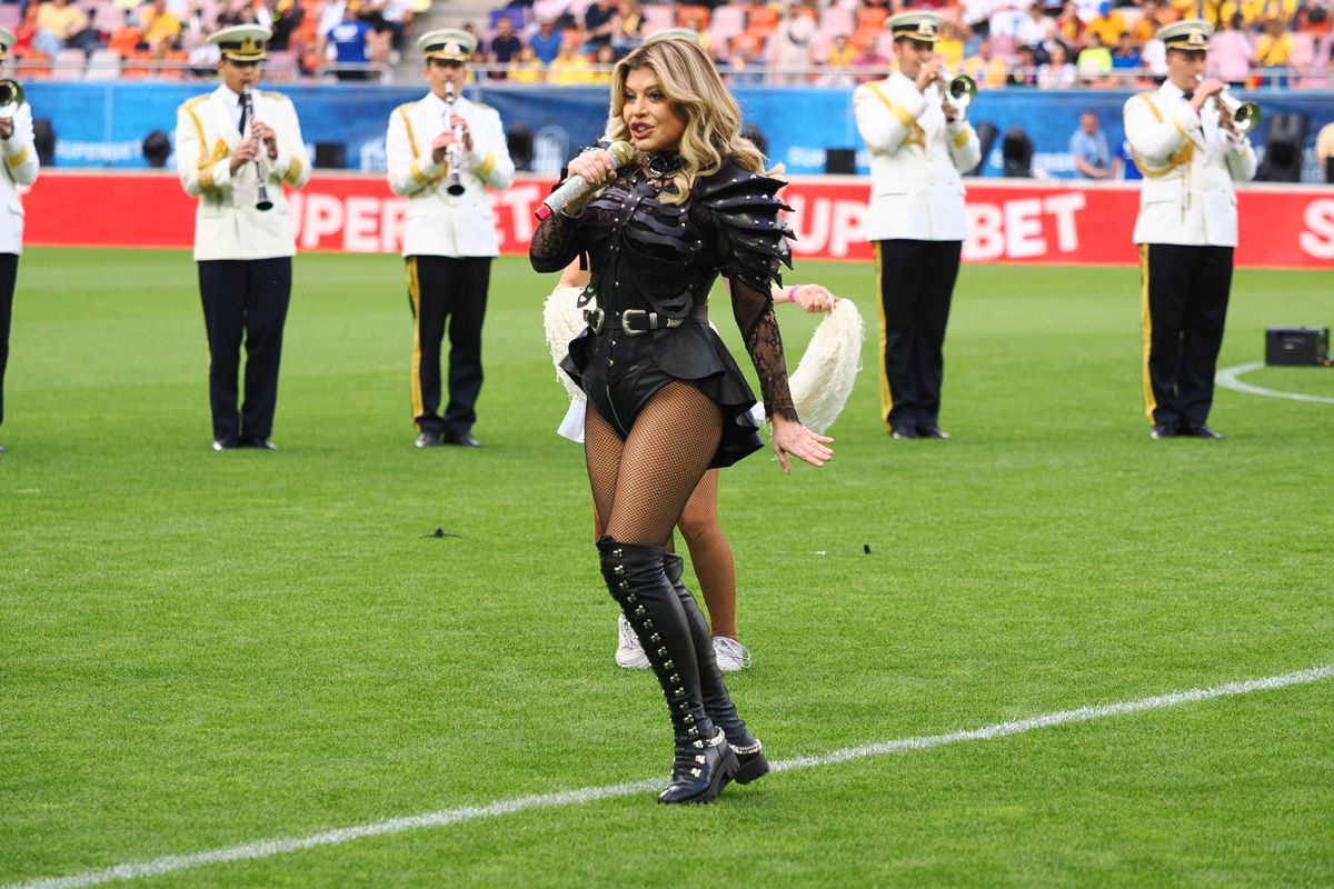 Loredana Groza, show ca la Superbowl pe Arena Națională! A apărut pe motocicletă, iar ținuta ei a atras toate privirile