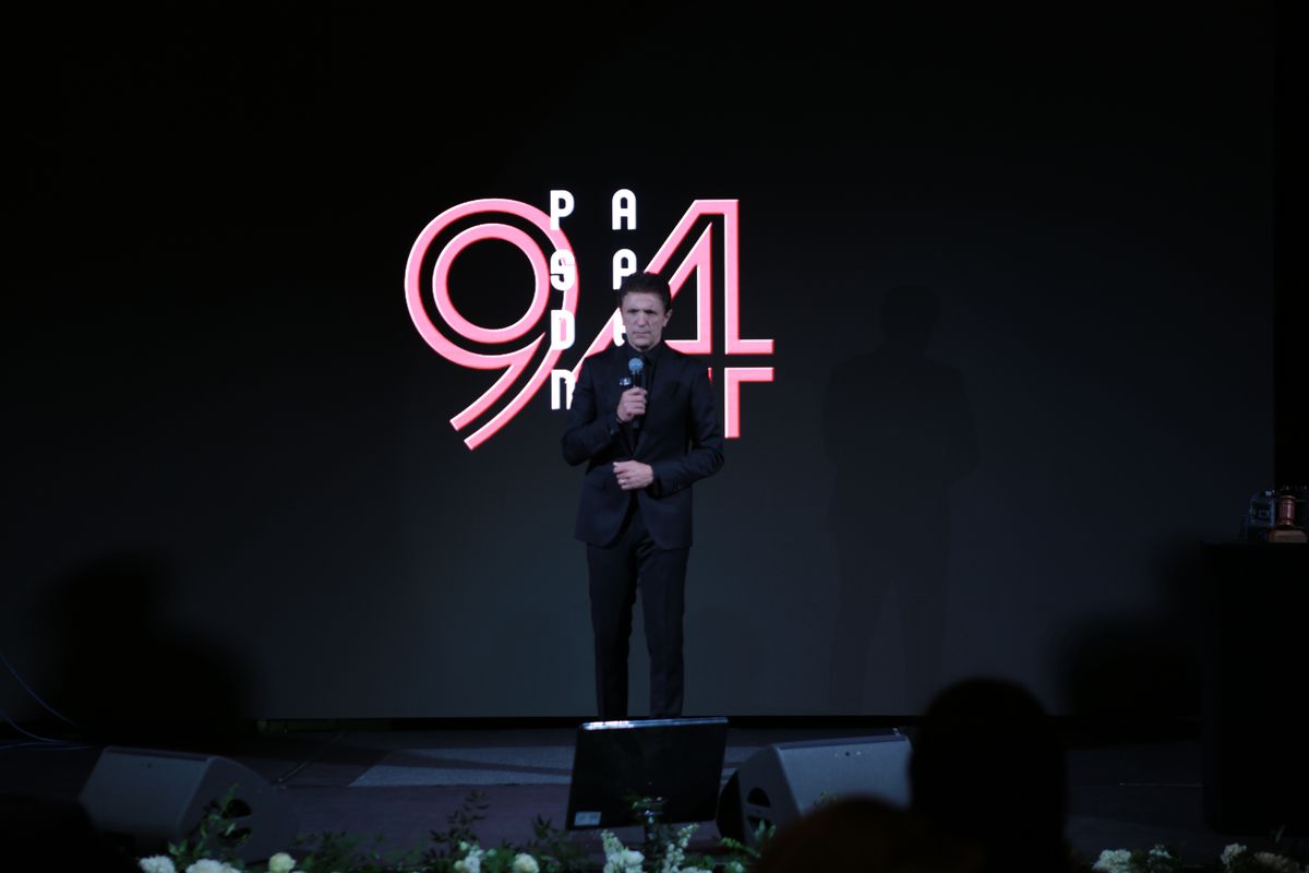 Imagini tari de la dineul Generației de Aur » Prima care a vrut să facă poză cu Jose Mourinho