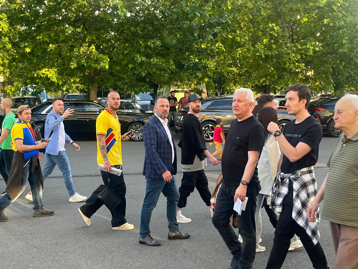 Denis Alibec, apariție spectaculoasă la meciul Generației de Aur » Tricoul special pe care l-a purtat