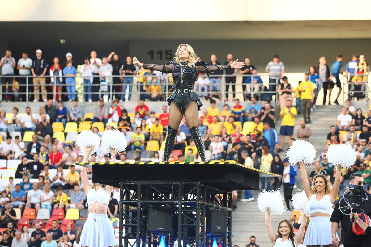 Loredana Groza, show ca la Superbowl pe Arena Națională! A apărut pe motocicletă, iar ținuta ei a atras toate privirile