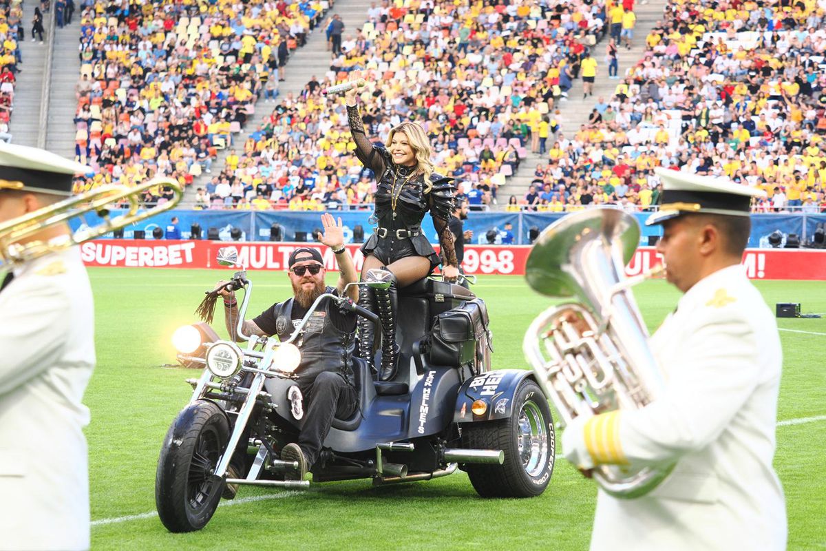 Loredana Groza, show ca la Superbowl pe Arena Națională! A apărut pe motocicletă, iar ținuta ei a atras toate privirile