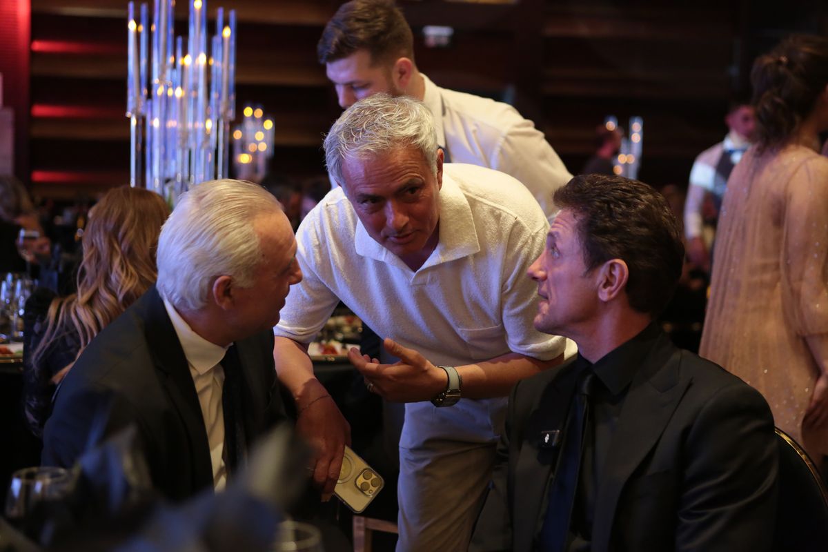 Imagini tari de la dineul Generației de Aur » Prima care a vrut să facă poză cu Jose Mourinho