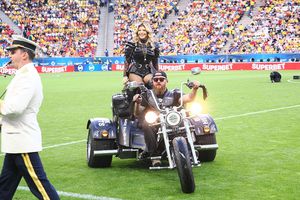 Loredana Groza, show ca la Superbowl pe Arena Națională! A apărut pe motocicletă, iar ținuta ei a atras toate privirile