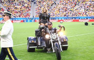 Loredana Groza, show ca la Superbowl pe Arena Națională! A apărut pe motocicletă, iar ținuta ei a atras toate privirile