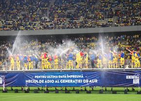 A fost o onoare! Hagi și compania, turul stadionului după o ultimă reprezentație de gală » Baie de șampanie la premiere