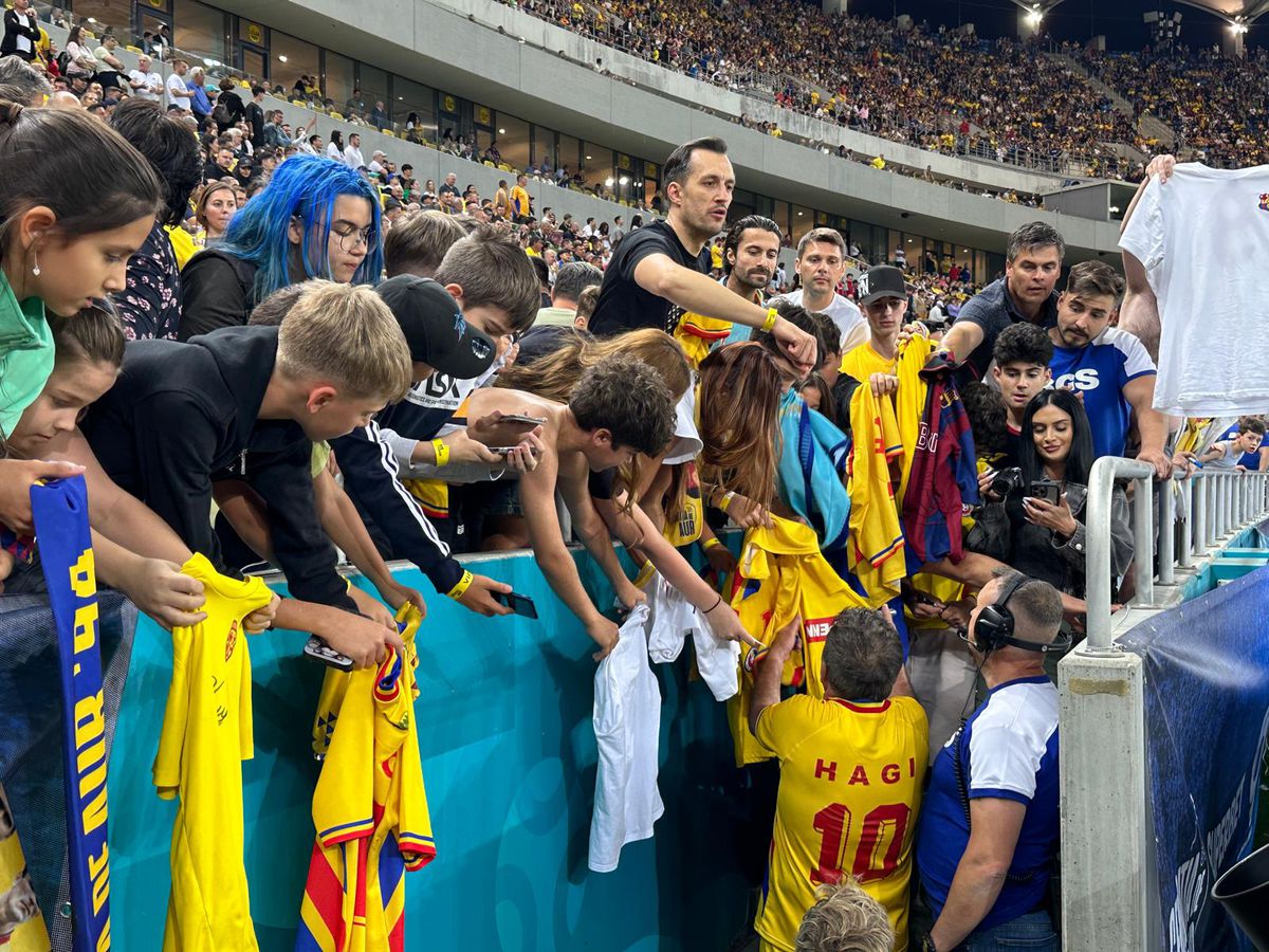 Gică Hagi dă autografe după meciul Generației de Aur