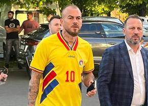 Denis Alibec, apariție spectaculoasă la meciul Generației de Aur » Tricoul special pe care l-a purtat