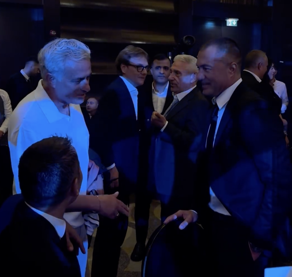Imagini tari de la dineul Generației de Aur » Prima care a vrut să facă poză cu Jose Mourinho